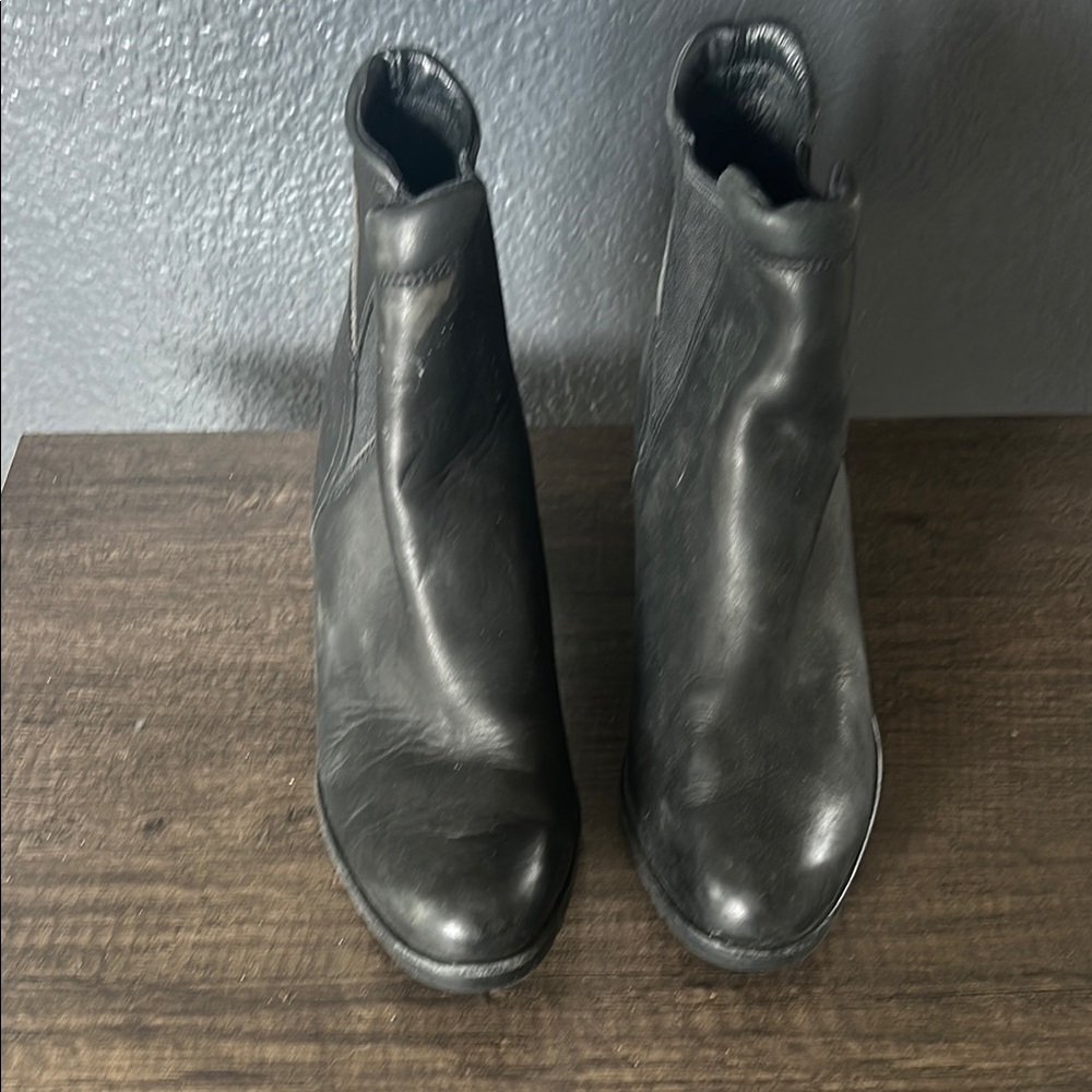 Sorel Black Ankle Boots with Elastic Panels